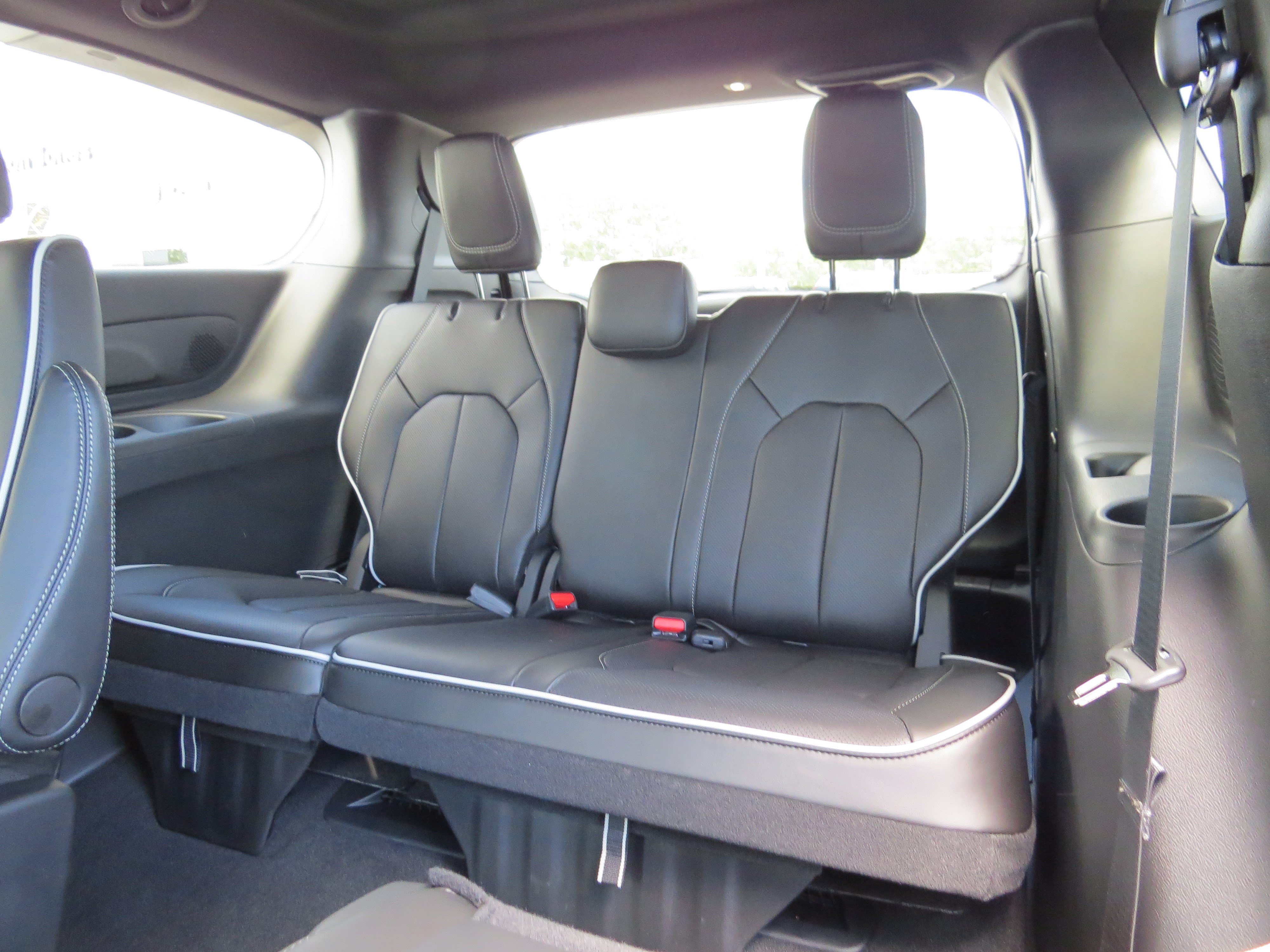New 2027 Chrysler Pacifica Limited FWD image 10