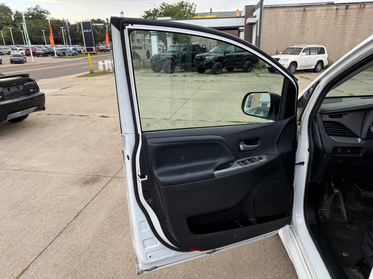 Used 2017 Toyota Sienna SE Premium image 22