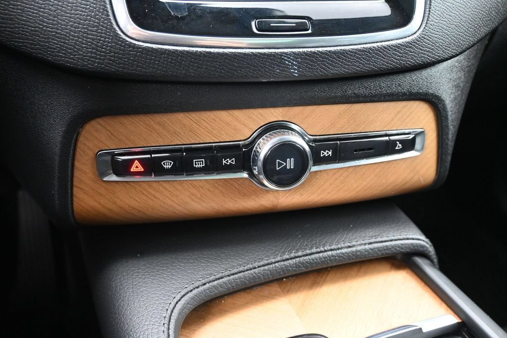 Used 2022 Volvo XC90 T6 Momentum w/ Climate Package AWD/4WD image 17