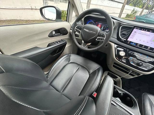 Certified 2023 Chrysler Pacifica Touring-L FWD image 9