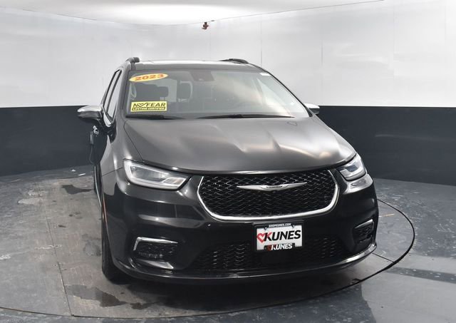 Used 2023 Chrysler Pacifica Limited image 2