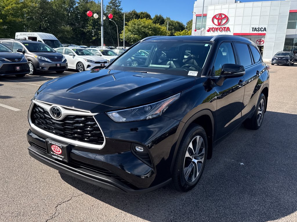 Used 2023 Toyota Highlander XLE AWD/4WD image 3