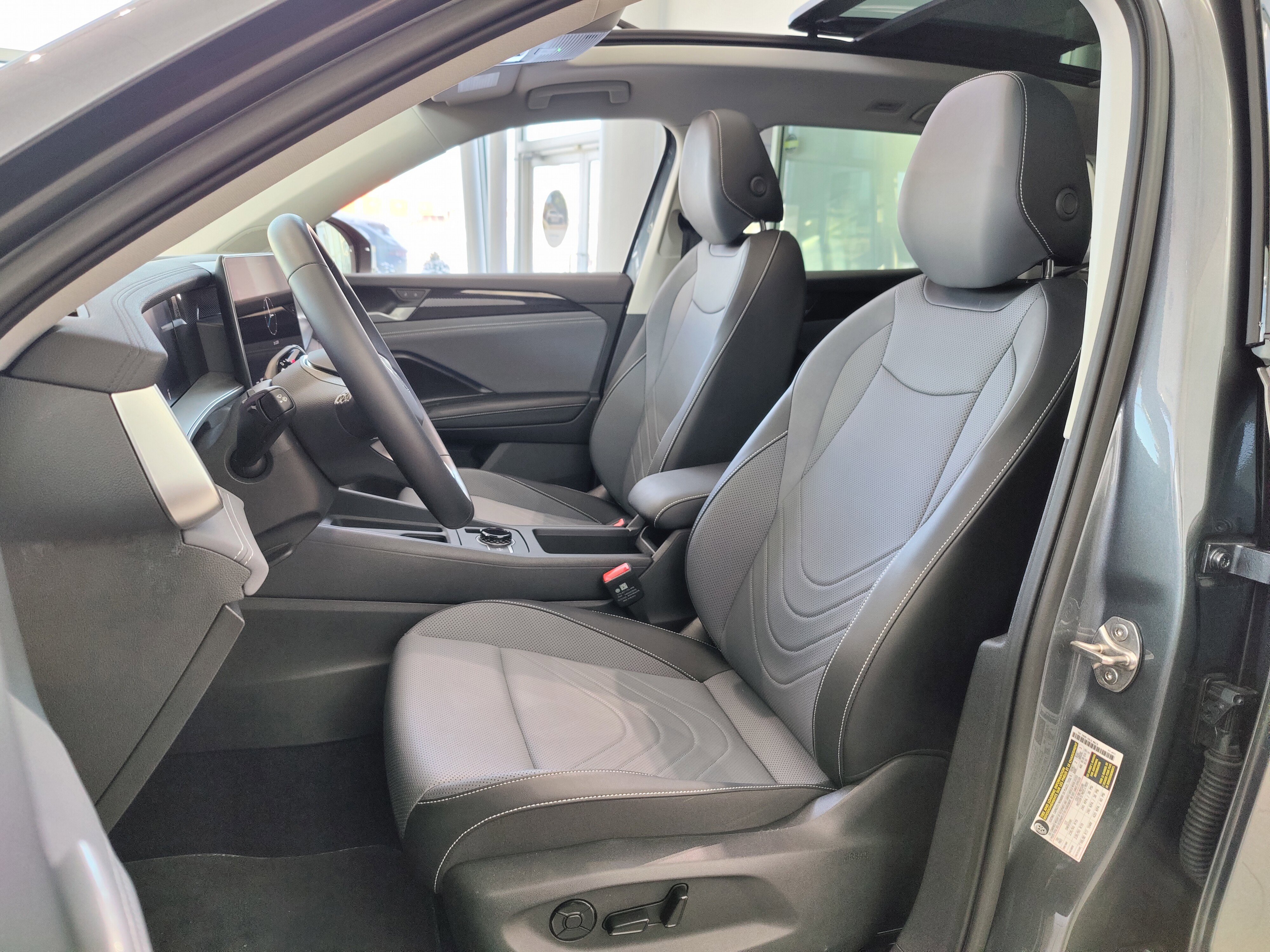 Used 2025 Volkswagen Tiguan SE image 13