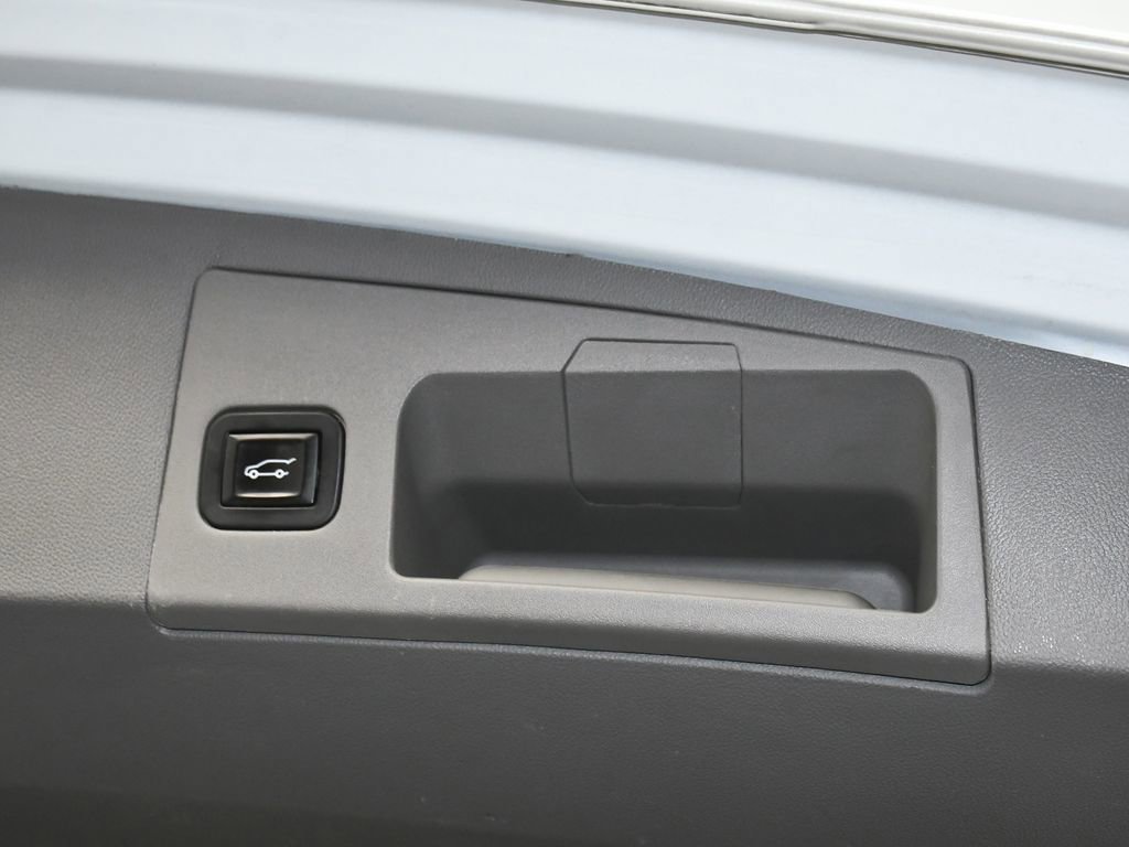 Used 2017 Cadillac XT5 Luxury w/ Driver Awareness Package image 8