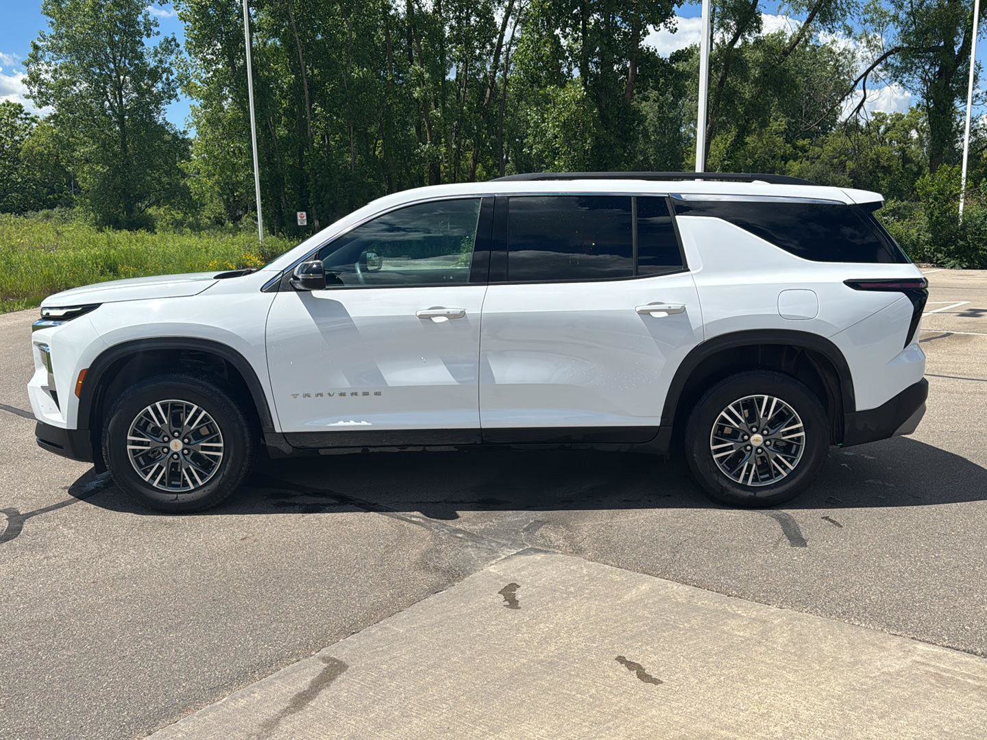 Used 2025 Chevrolet Traverse LT FWD image 2