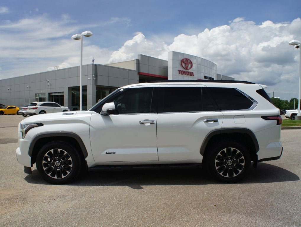 Used 2023 Toyota Sequoia Limited w/ Tow Technology Package AWD/4WD image 13