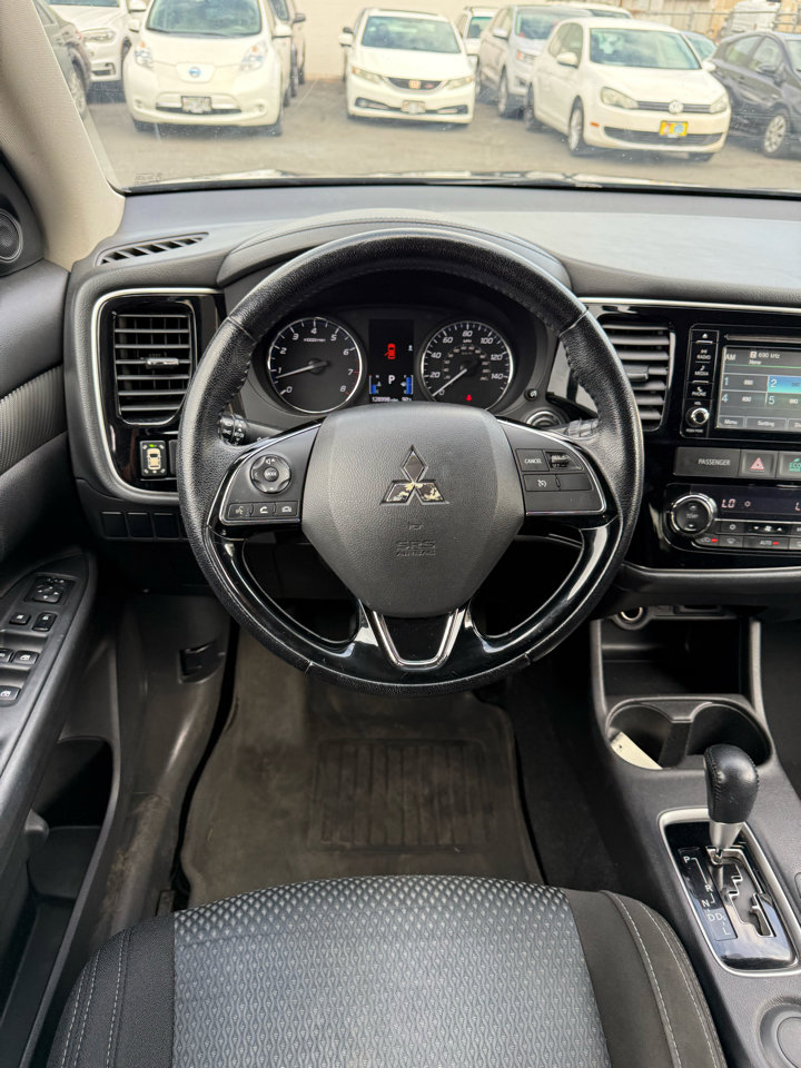 Used 2016 Mitsubishi Outlander SE image 20