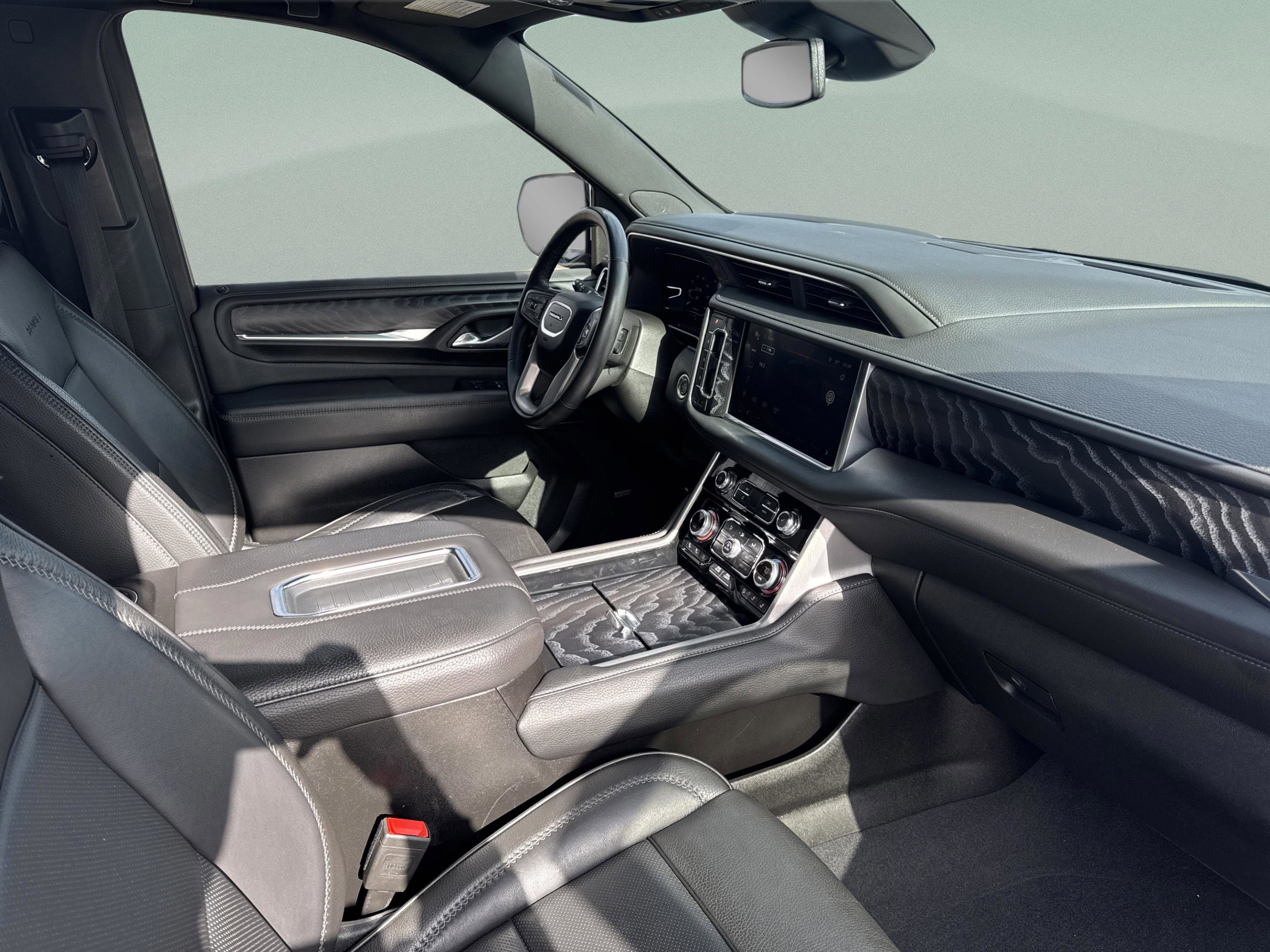 Used 2024 GMC Yukon XL Denali image 31
