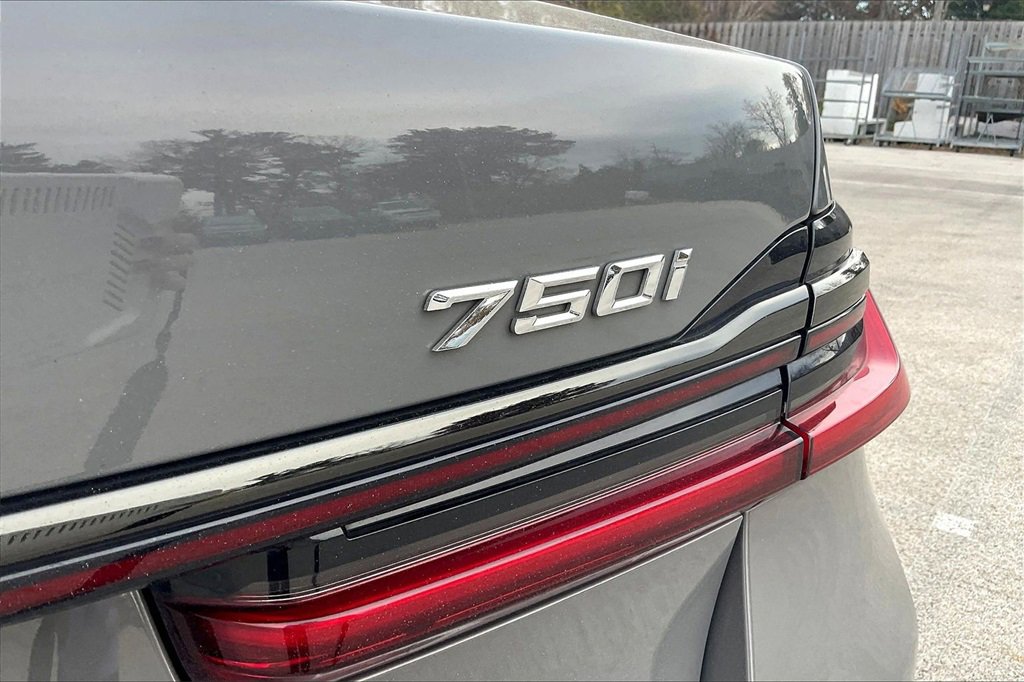 Used 2022 BMW 750i xDrive w/ Executive Package image 32