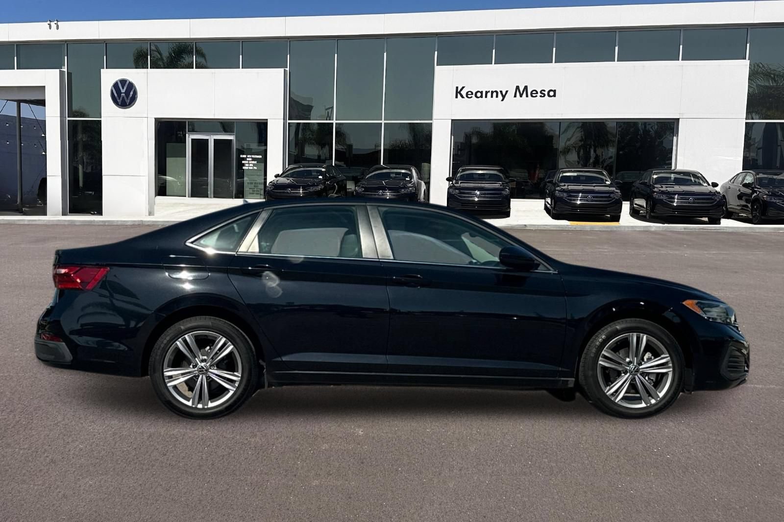 Used 2024 Volkswagen Jetta SE FWD image 3