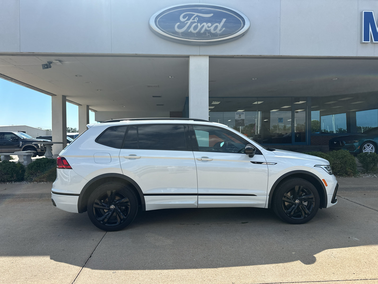 Used 2024 Volkswagen Tiguan SE R-Line AWD/4WD image 8