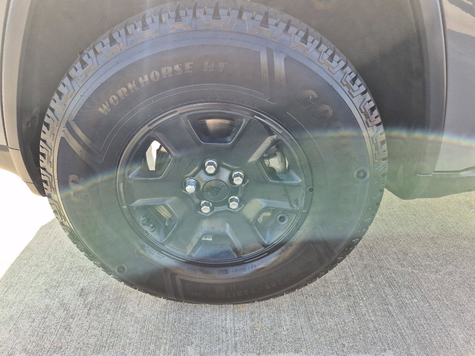 Used 2019 Jeep Grand Cherokee Laredo image 3