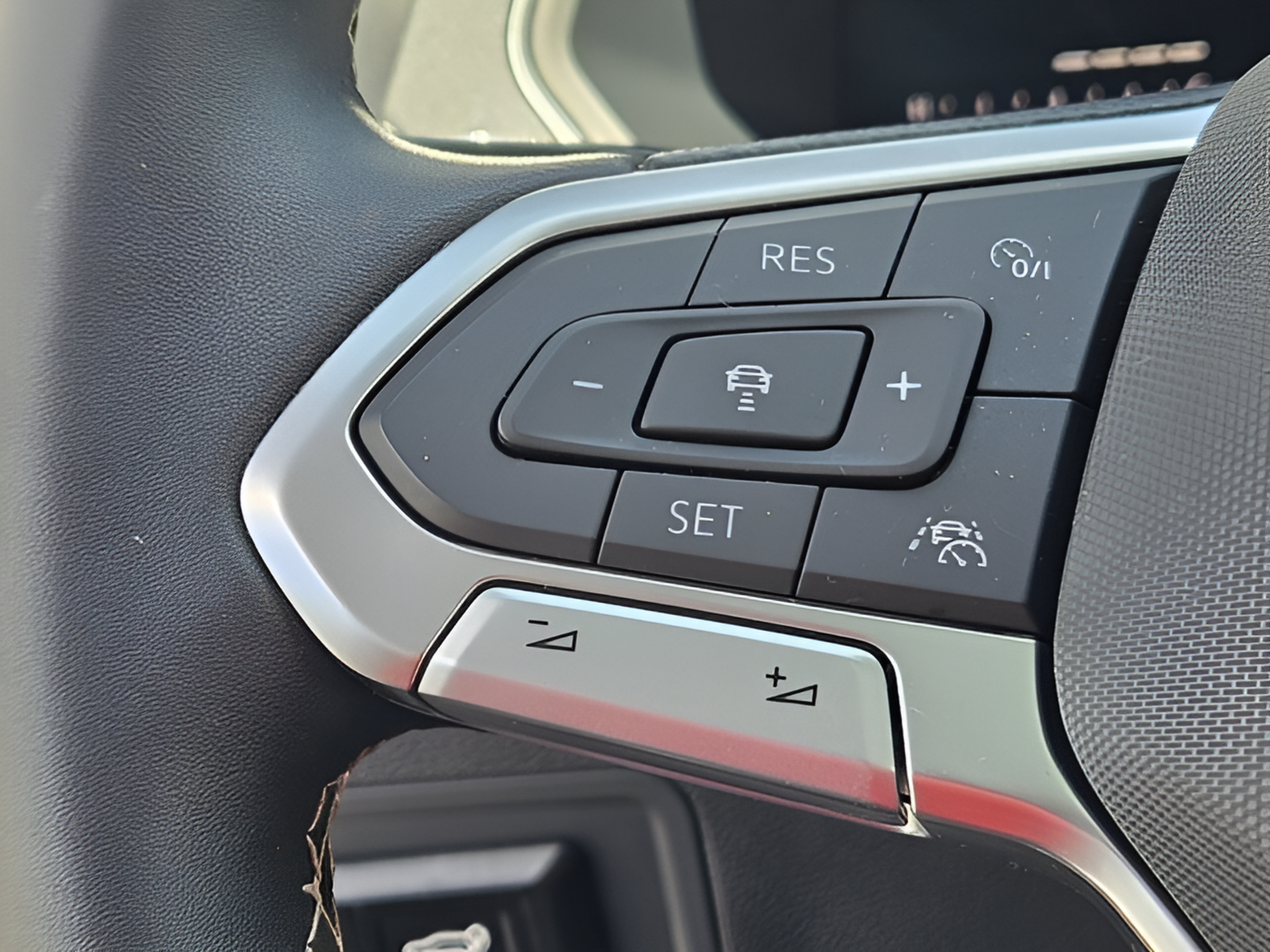 Certified 2023 Volkswagen Tiguan SE R-Line FWD image 24