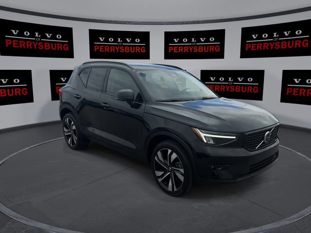 Used 2023 Volvo XC40 B5 Plus w/ Driver Assist Package AWD/4WD image 2