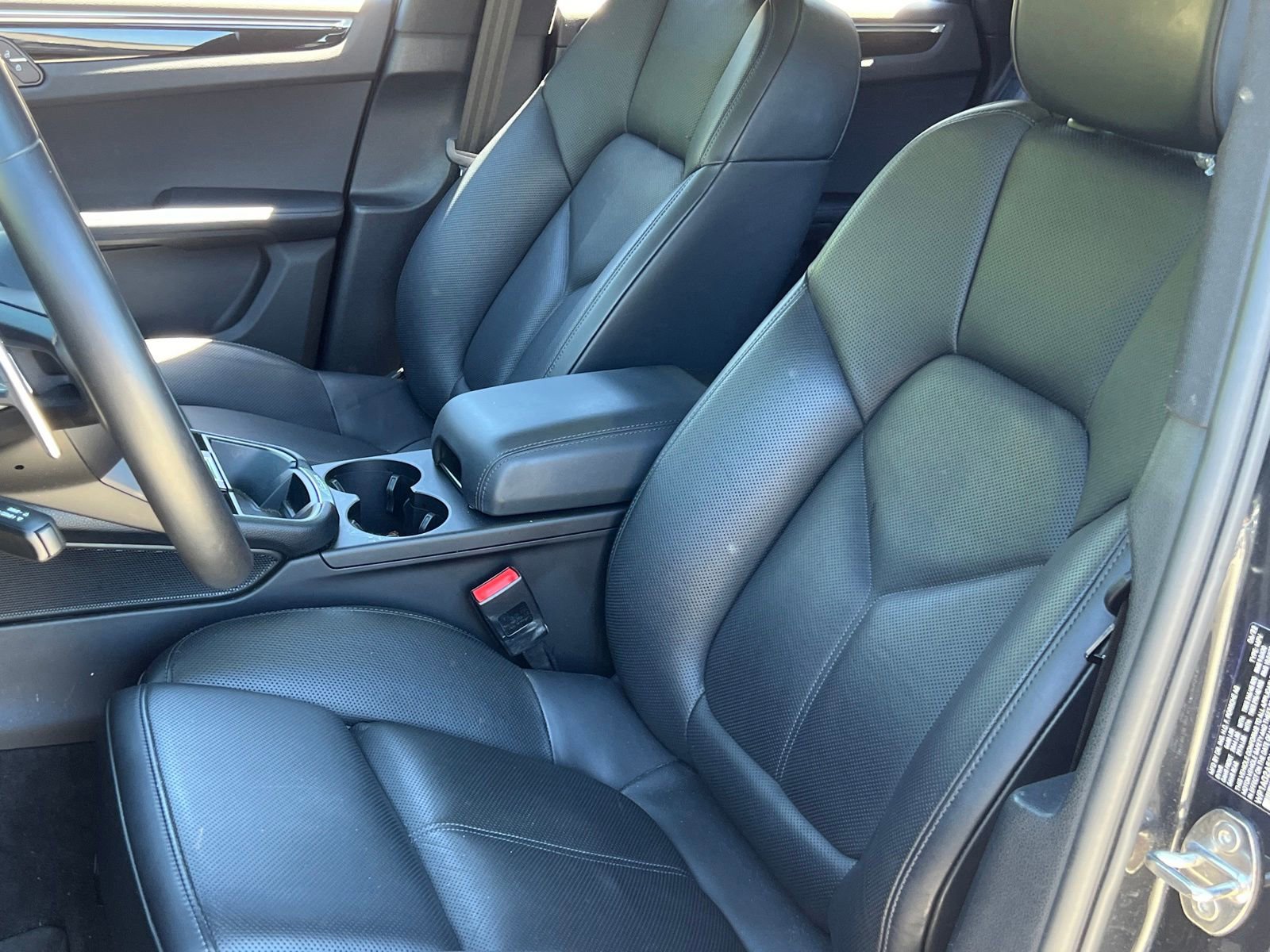 Certified 2022 Porsche Macan S AWD/4WD image 5