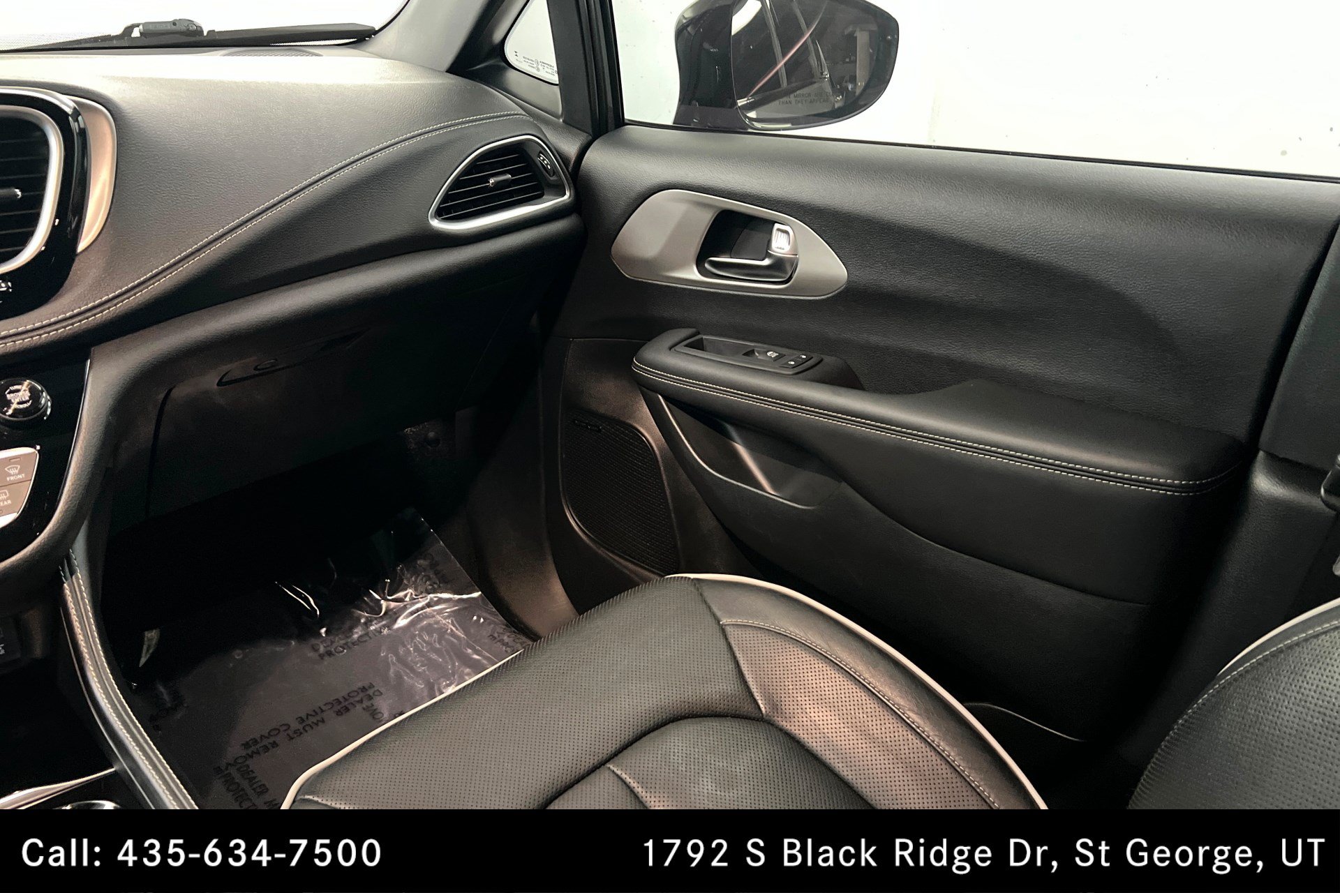 Used 2023 Chrysler Pacifica Limited w/ Uconnect Theater Family Group FWD image 10