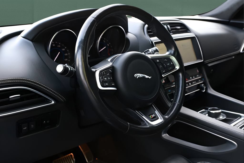 Used 2019 Jaguar F-PACE S AWD/4WD image 38