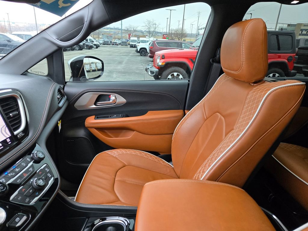 Used 2025 Chrysler Pacifica Pinnacle image 27