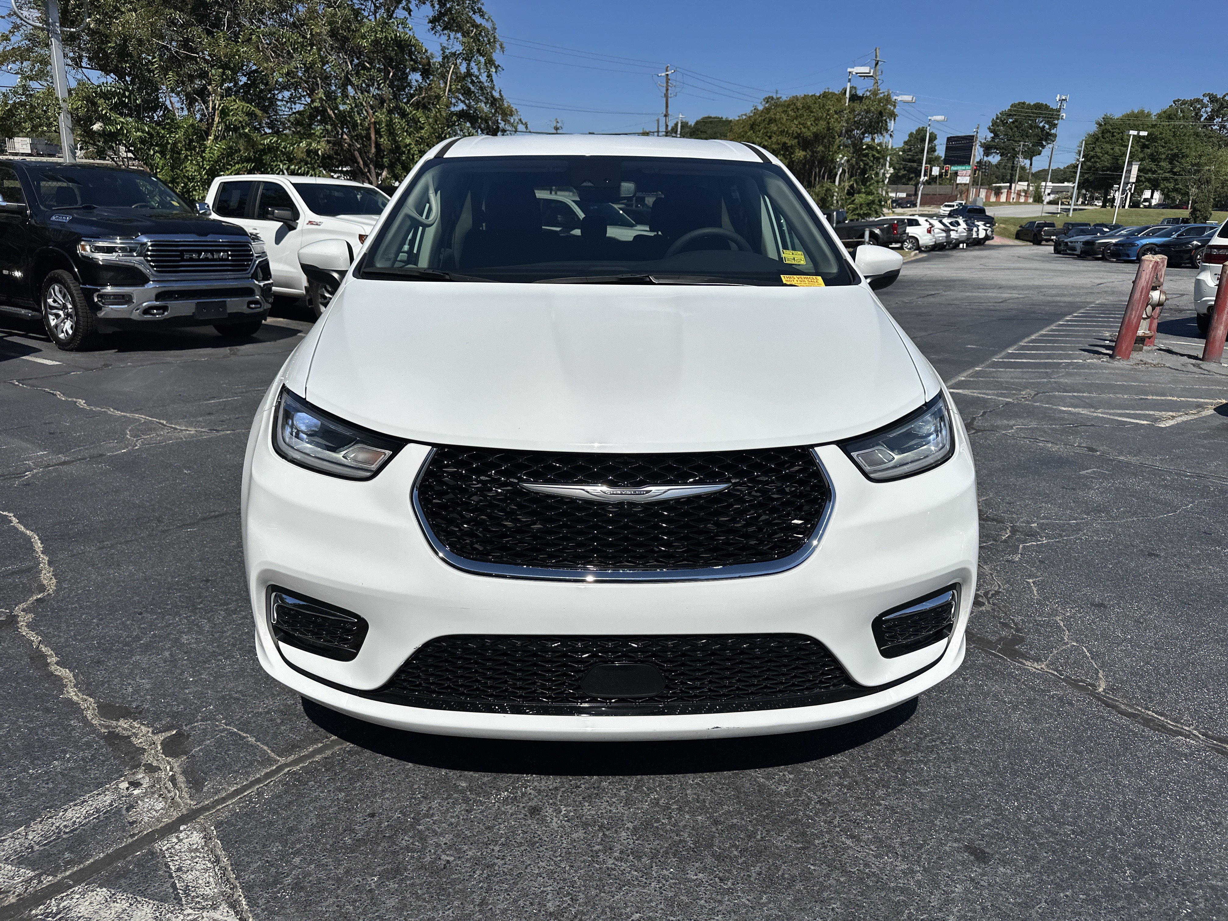 Used 2023 Chrysler Pacifica Touring-L AWD/4WD image 4