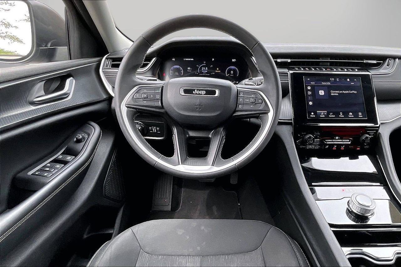 Used 2023 Jeep Grand Cherokee Laredo image 12