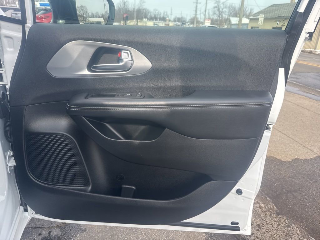 Used 2025 Chrysler Pacifica Limited FWD image 22