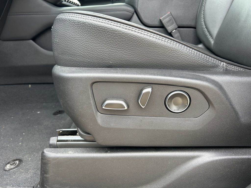 Used 2025 GMC Yukon XL Denali RWD image 16