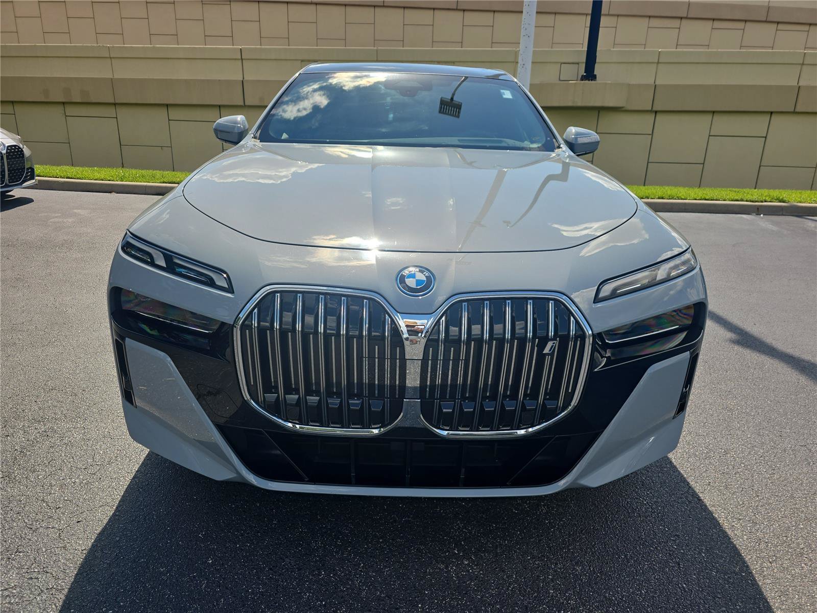 Certified 2023 BMW i7 xDrive60 w/ Luxury Rear Seating Package AWD/4WD image 7