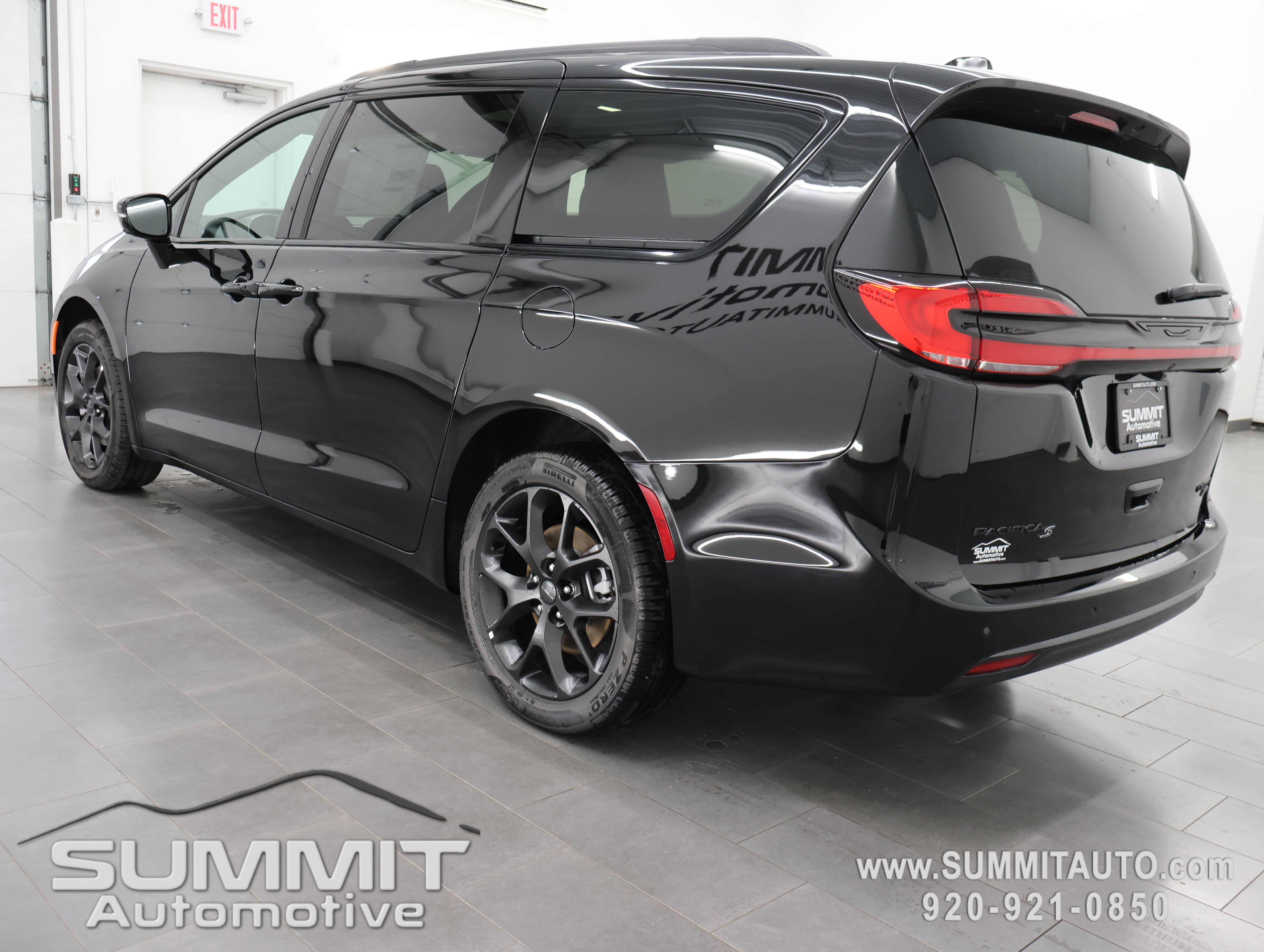 New 2027 Chrysler Pacifica Limited w/ Family Tech Group AWD/4WD image 6