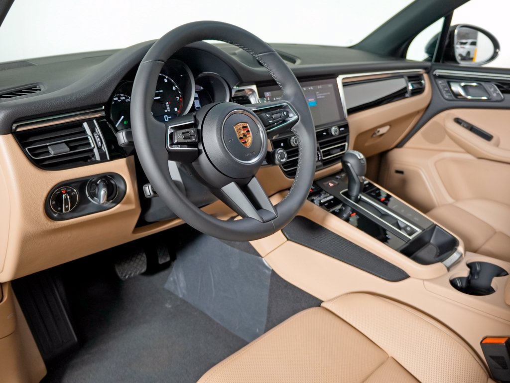 Certified 2026 Porsche Macan AWD/4WD image 4