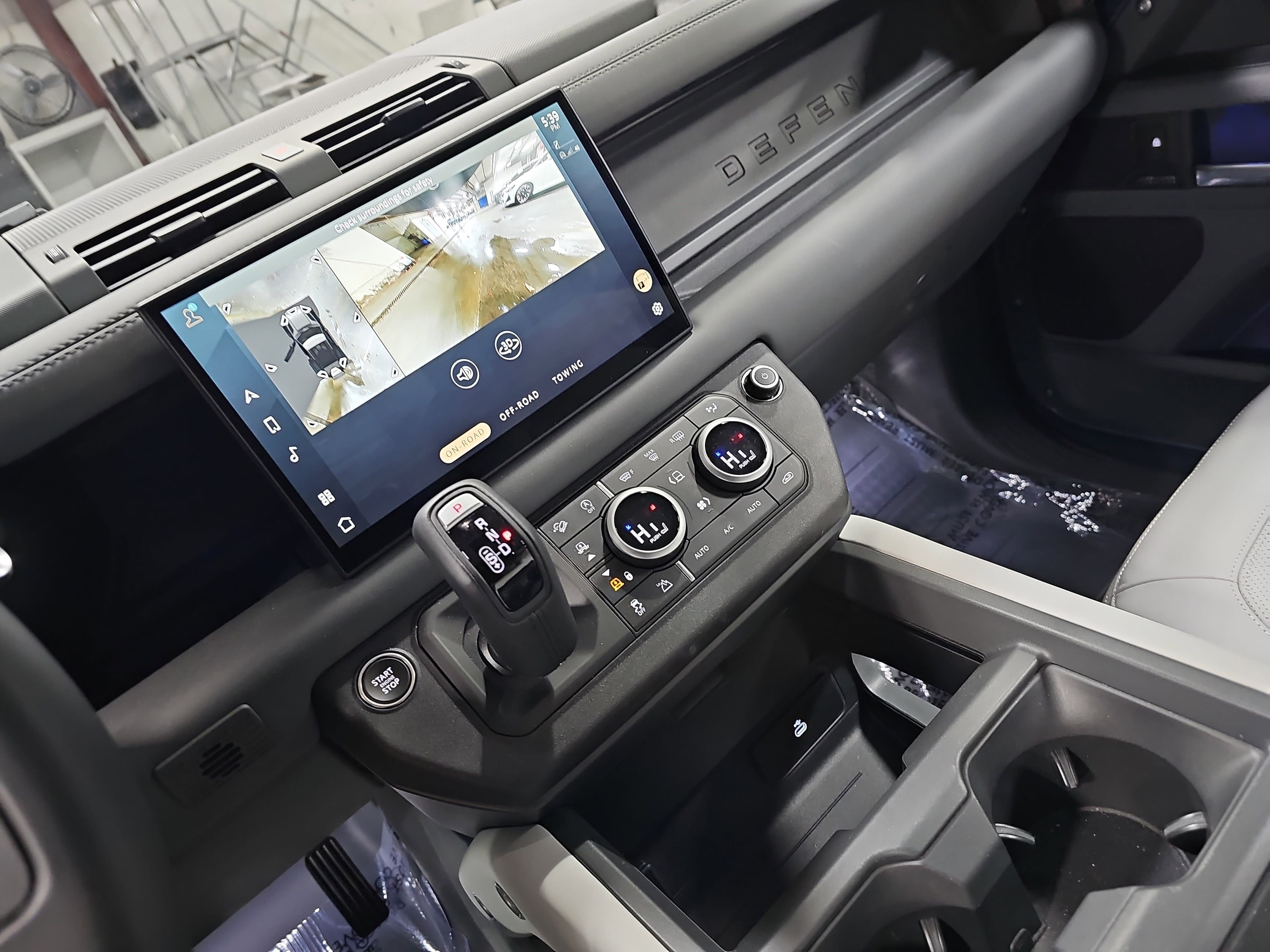 Used 2025 Land Rover Defender 90 X-Dynamic SE image 27