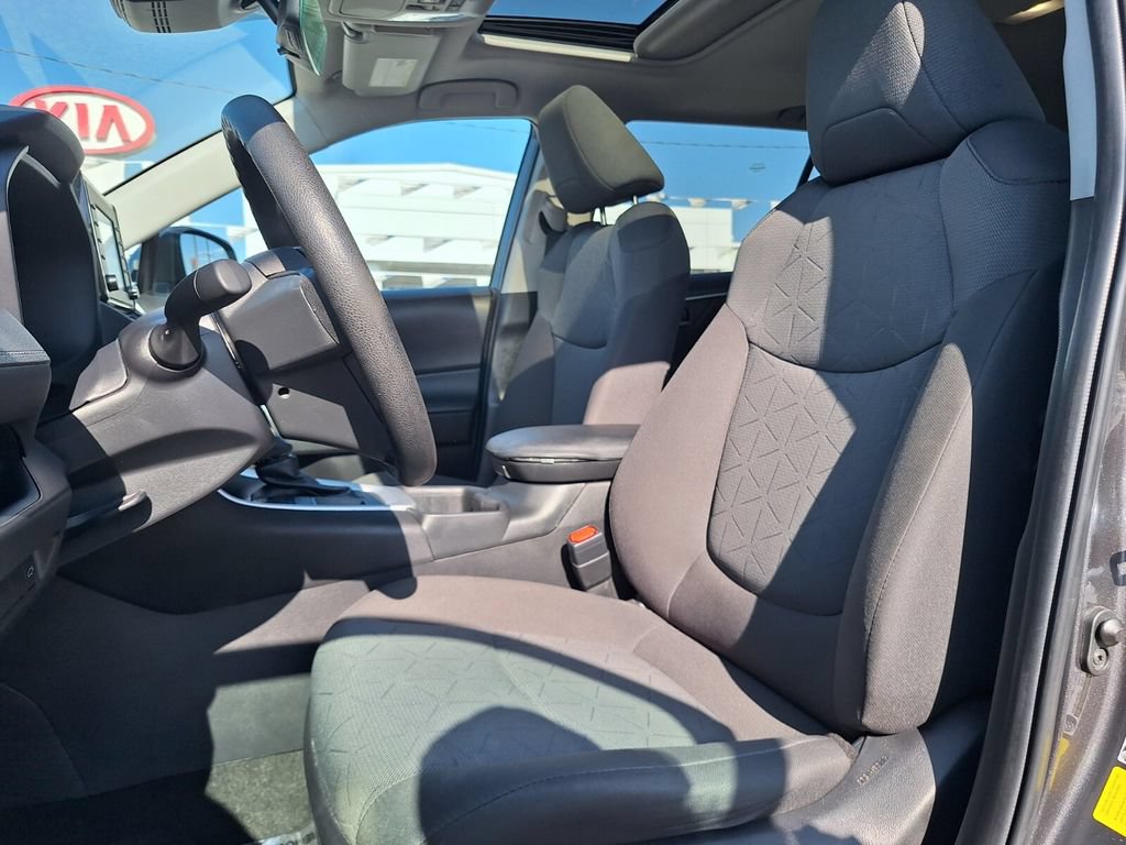 Used 2022 Toyota RAV4 XLE w/ Convenience Package FWD image 21
