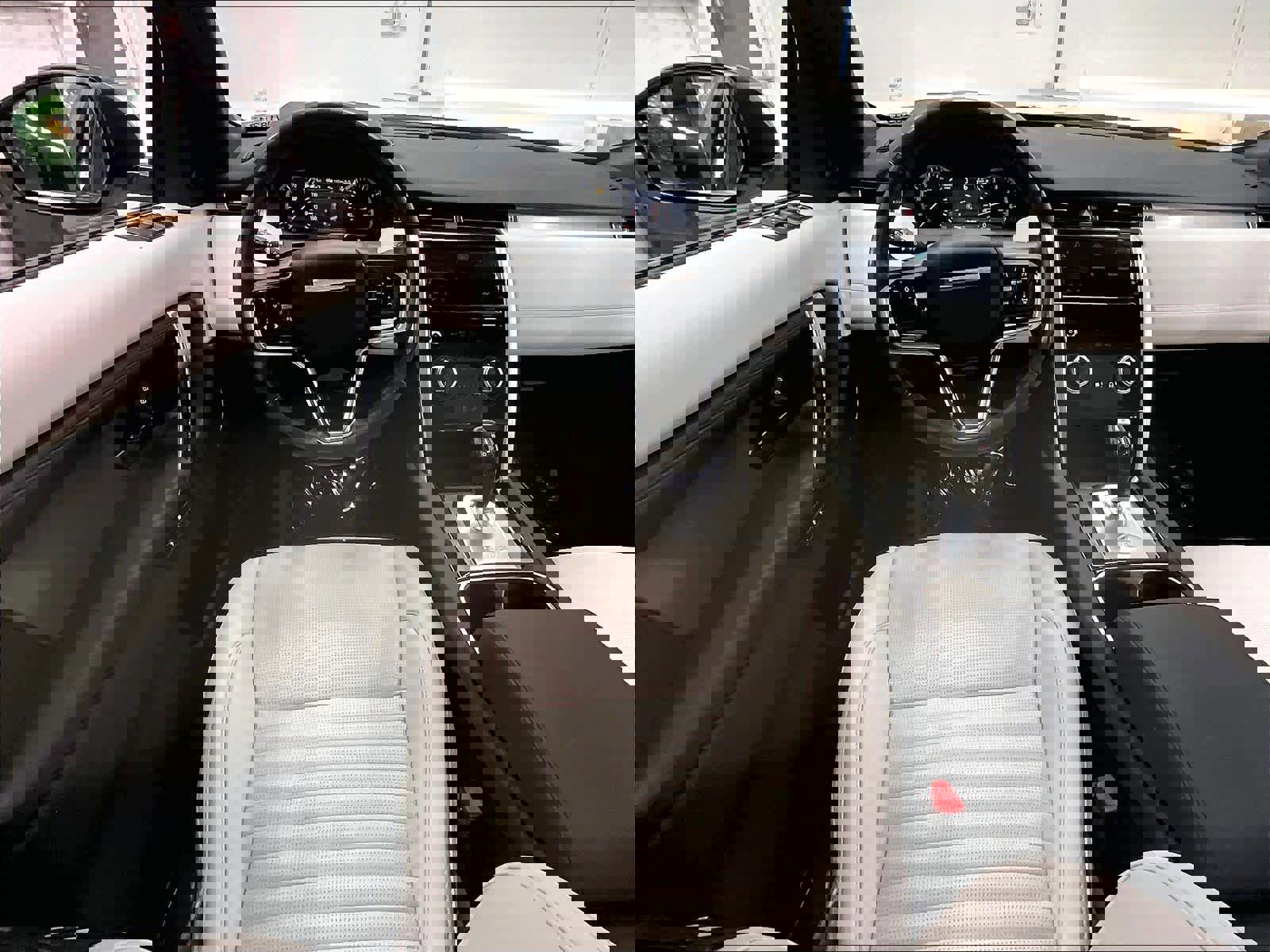 Used 2023 Land Rover Discovery Sport SE image 7