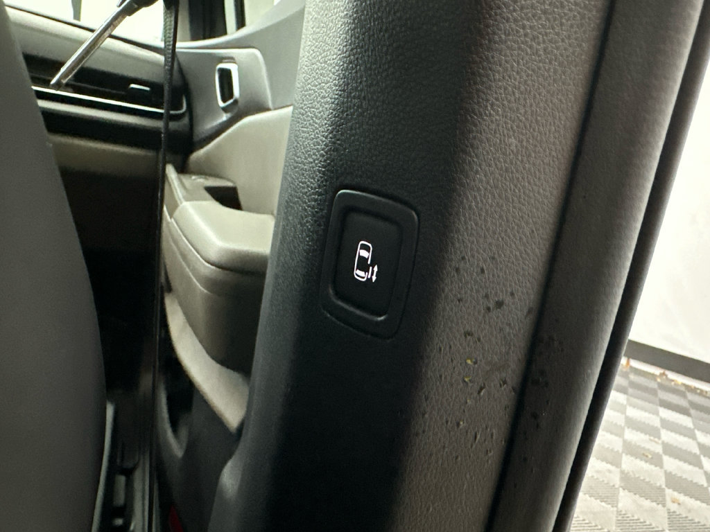Used 2025 Kia Carnival EX FWD image 18