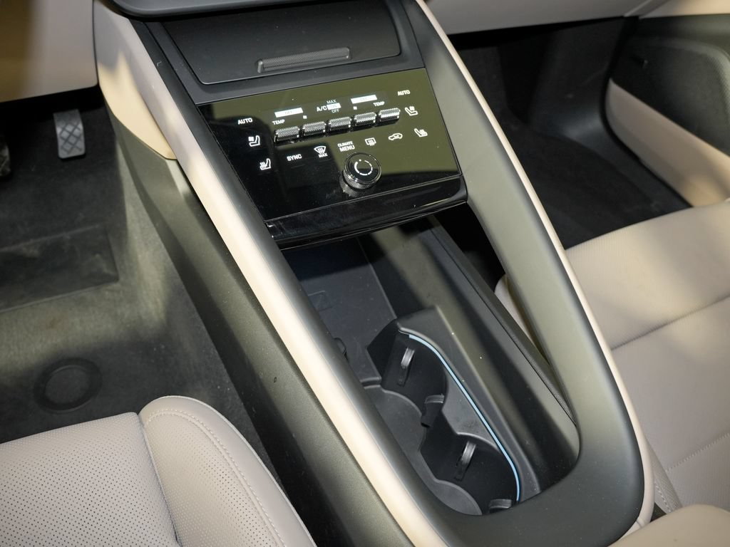 Certified 2025 Porsche Macan 4 Electric AWD/4WD image 35