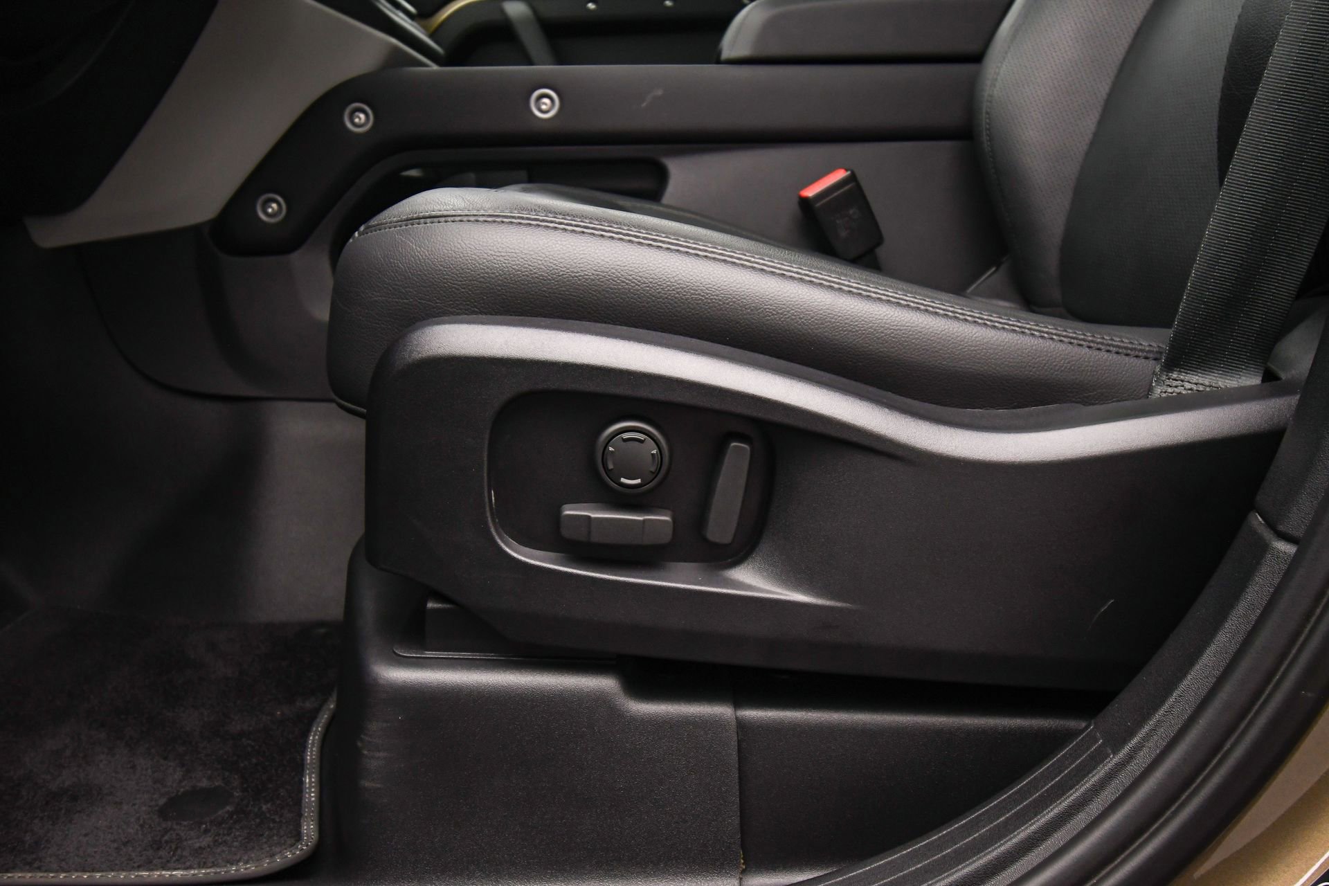 Used 2024 Land Rover Defender 110 S image 37