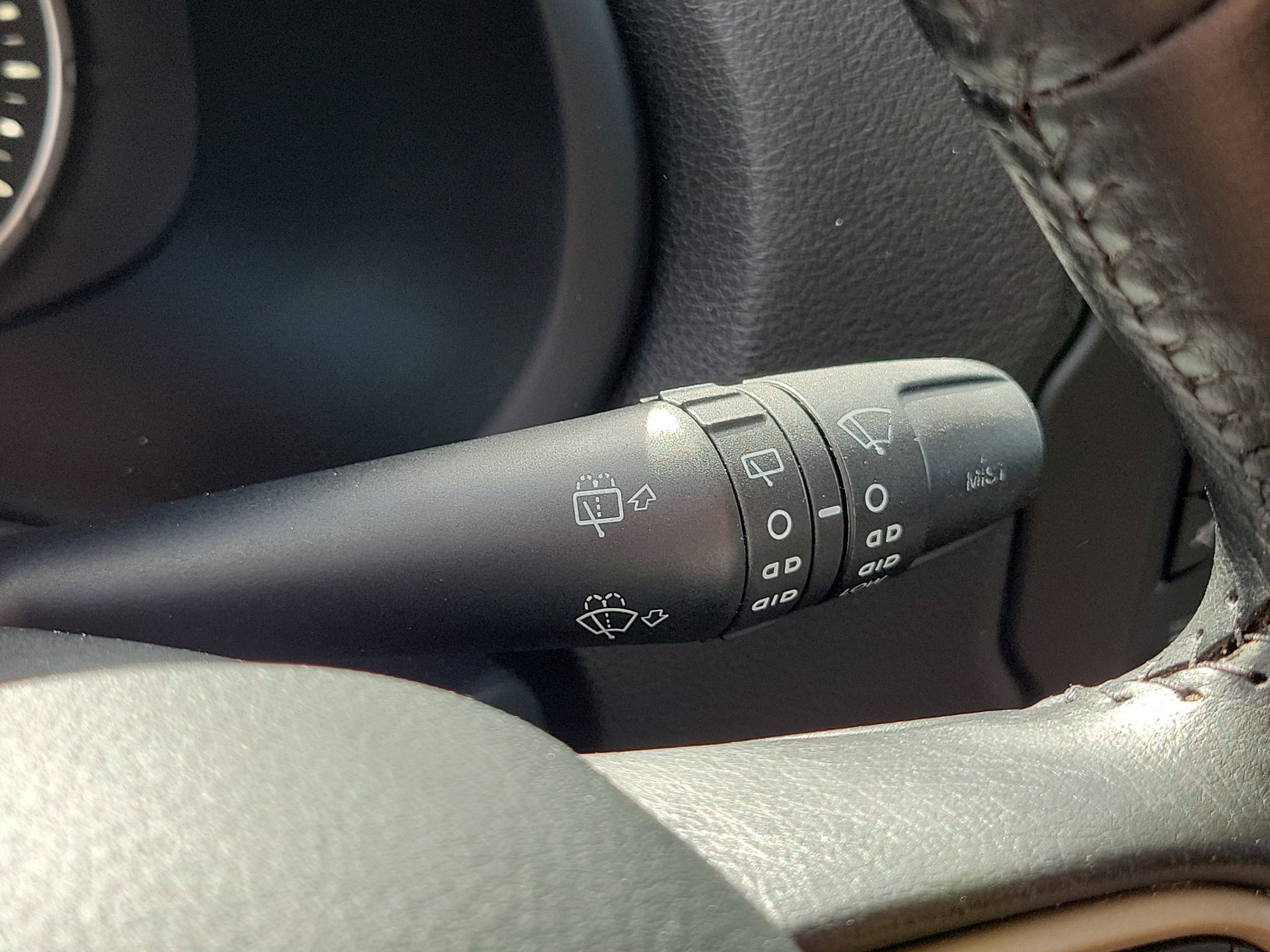 Used 2015 Jeep Renegade Latitude w/ Cold Weather Group II image 29