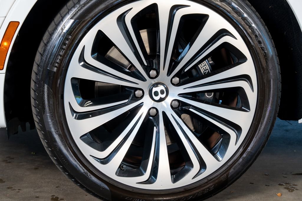 Used 2021 Bentley Bentayga Plug-In Hybrid image 10
