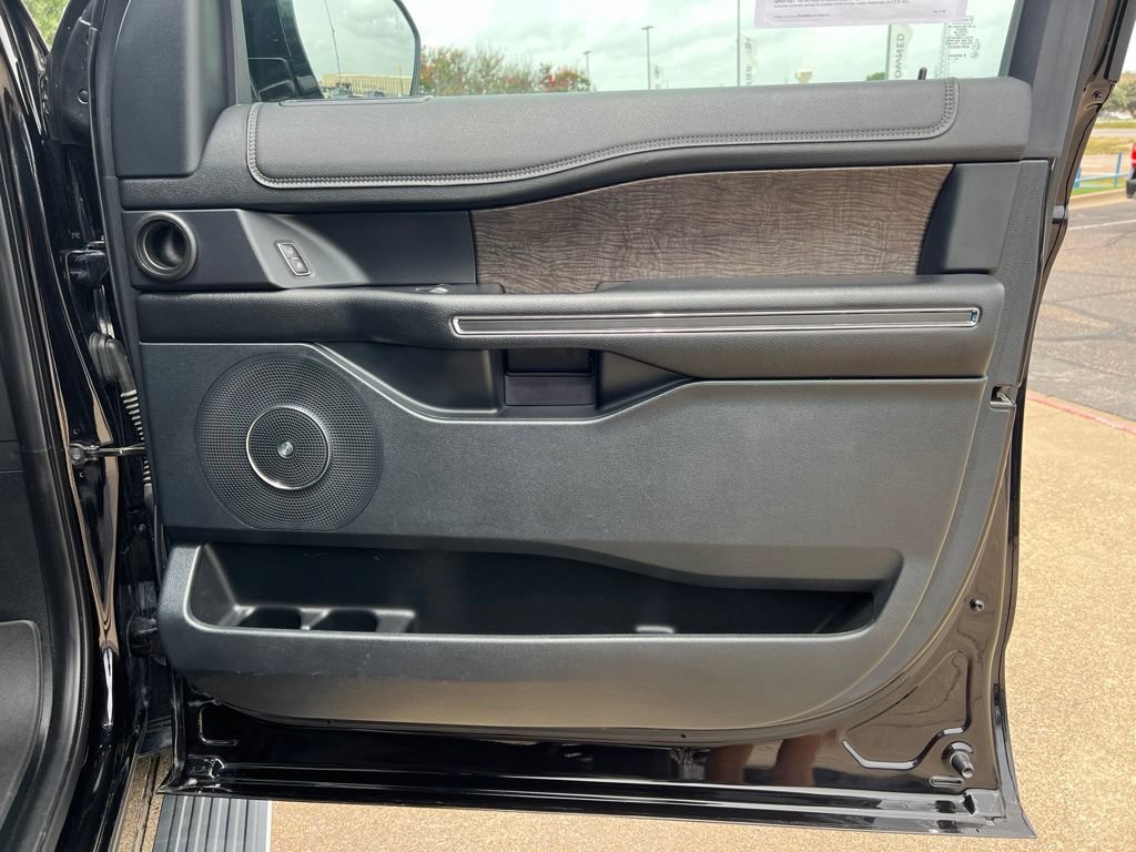 Used 2019 Ford Expedition Limited w/ Equipment Group 301A RWD image 19