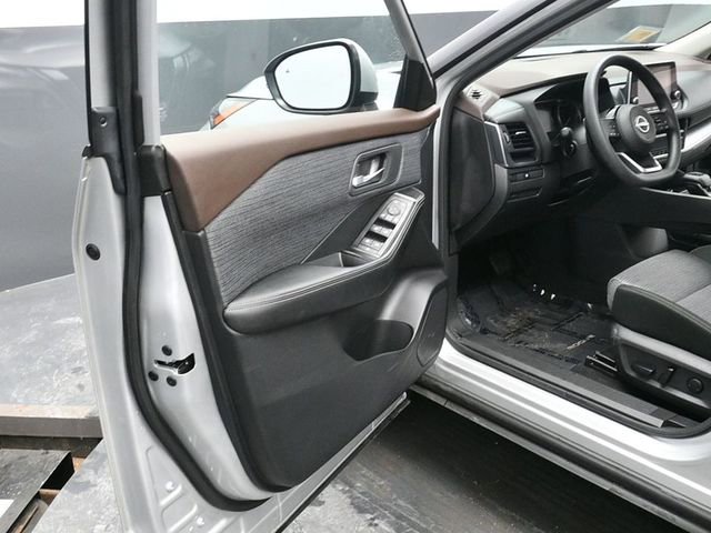 Used 2023 Nissan Rogue SV image 17