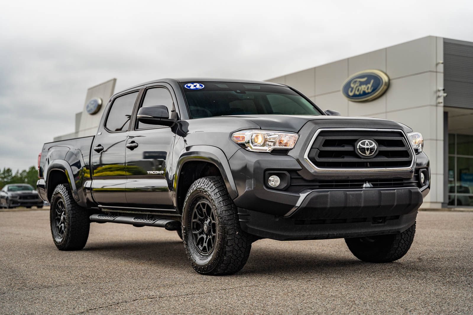 Used 2022 Toyota Tacoma SR5 w/ Technology Package RWD image 1