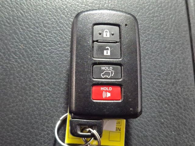 Certified 2018 Toyota Highlander Limited Platinum image 11