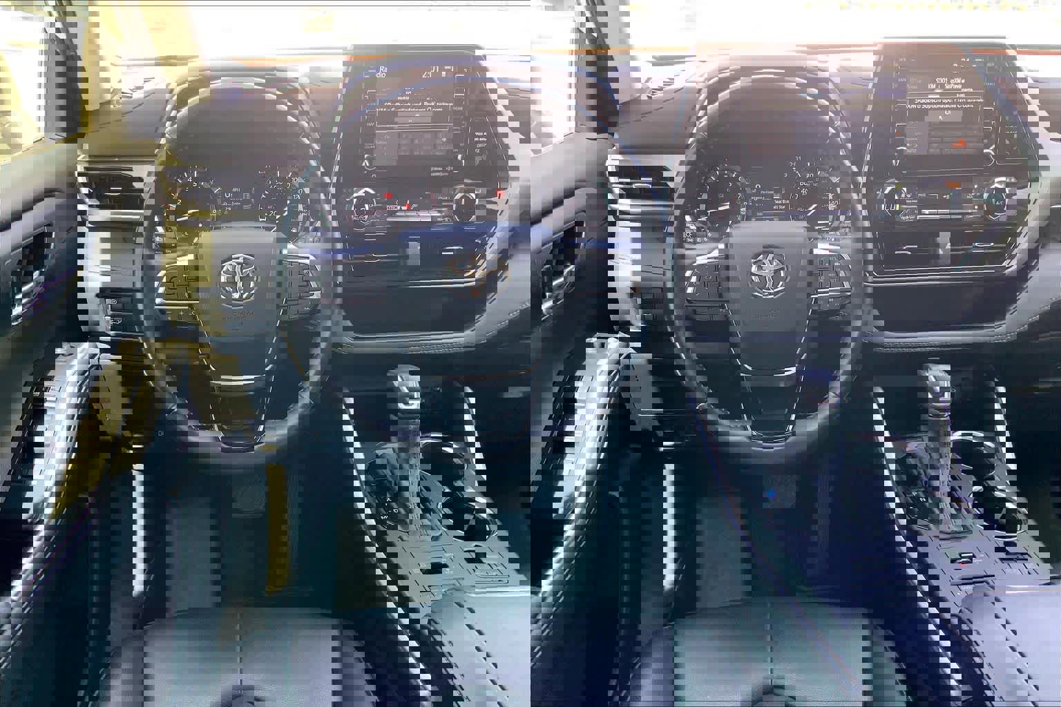 Used 2021 Toyota Highlander XLE AWD/4WD image 5