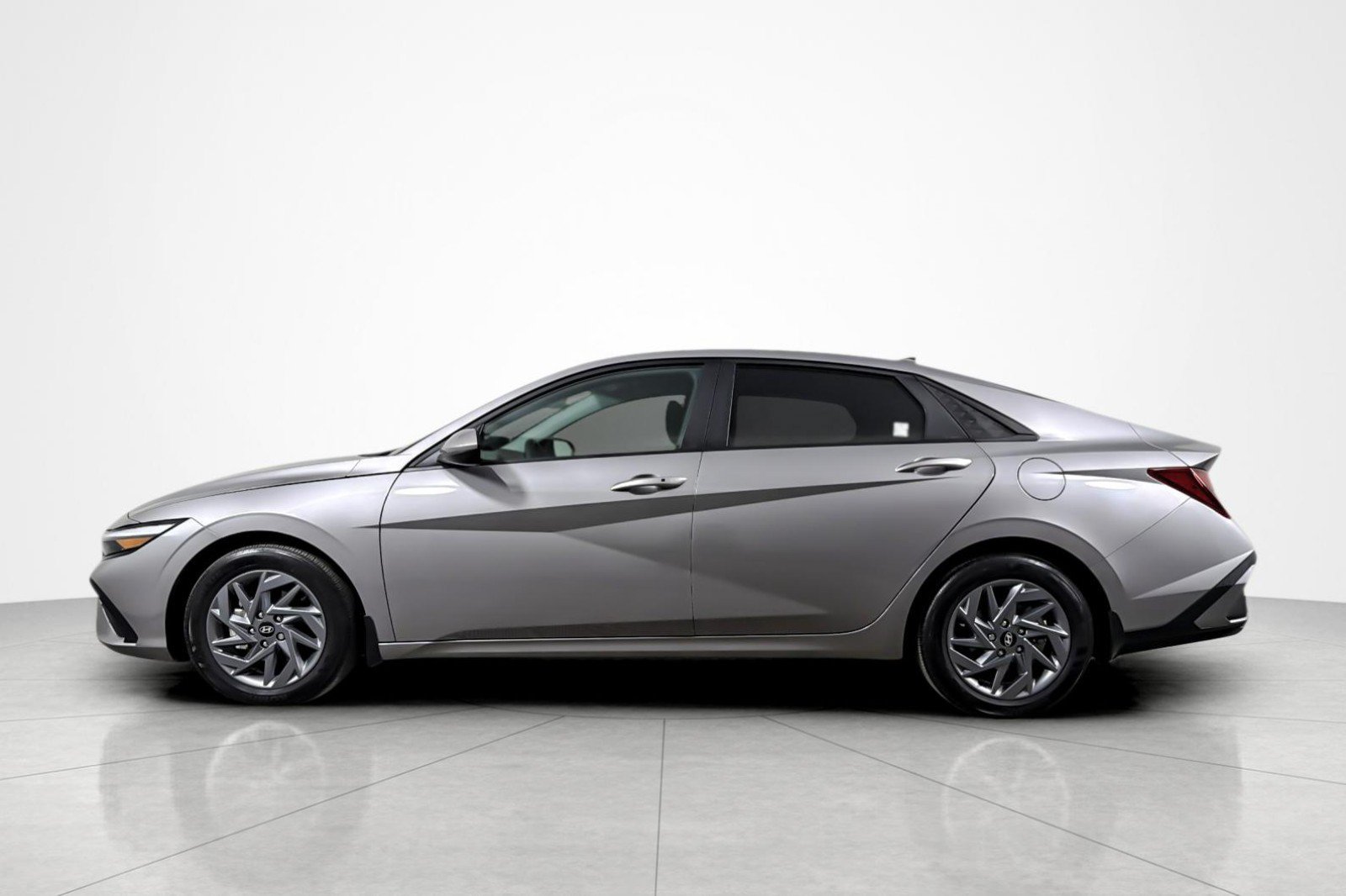 Used 2024 Hyundai Elantra SEL FWD image 2