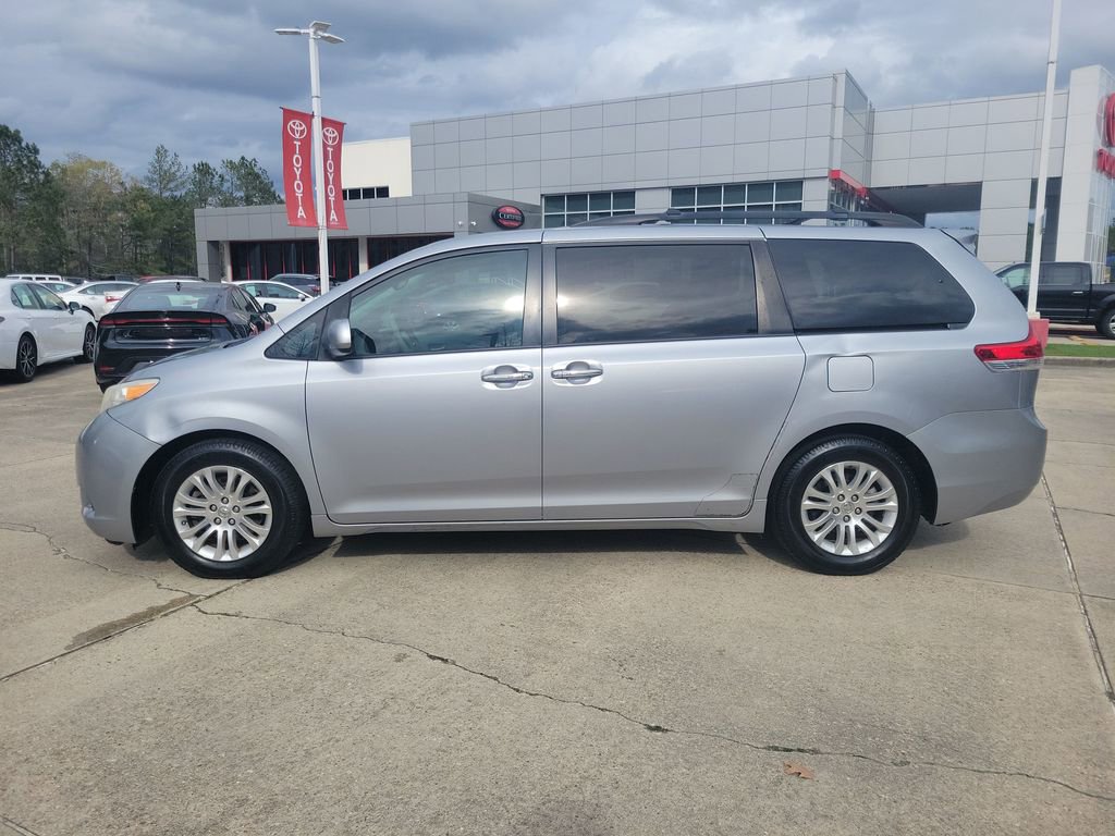 Used 2013 Toyota Sienna XLE w/ Entertainment Pkg image 2
