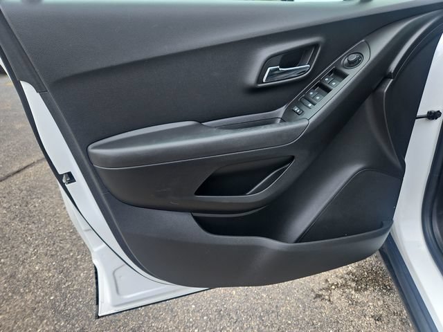 Used 2019 Chevrolet Trax LT w/ LT Convenience Package AWD/4WD image 11