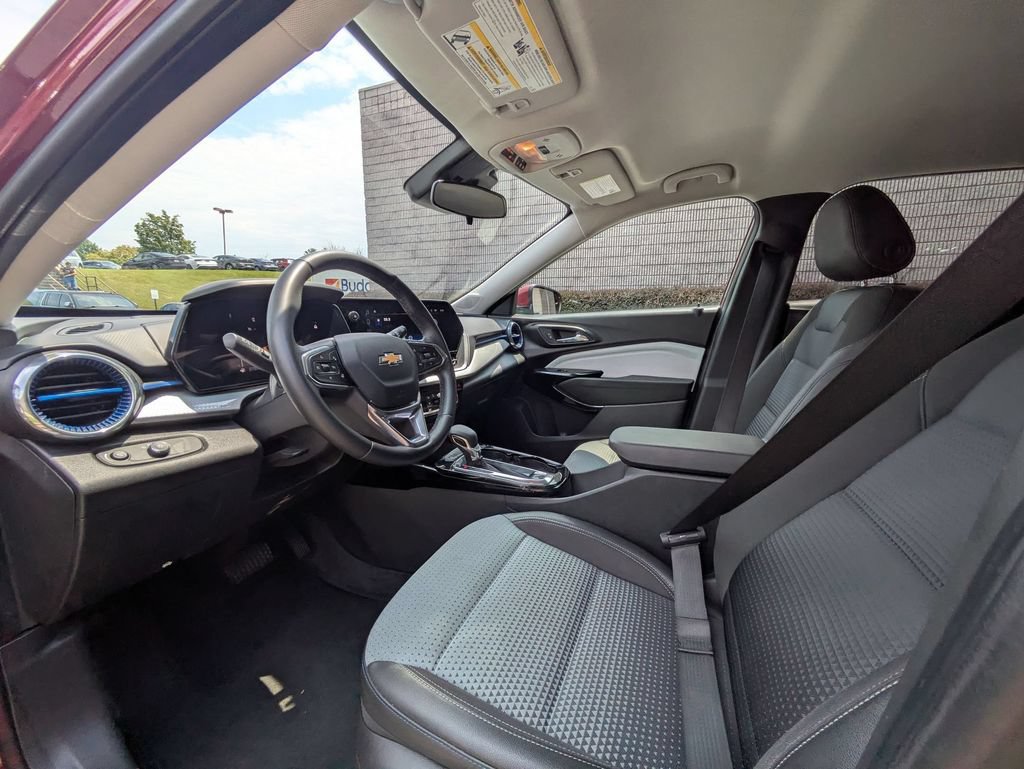 Used 2025 Chevrolet Trax LT w/ LT Convenience Package FWD image 15