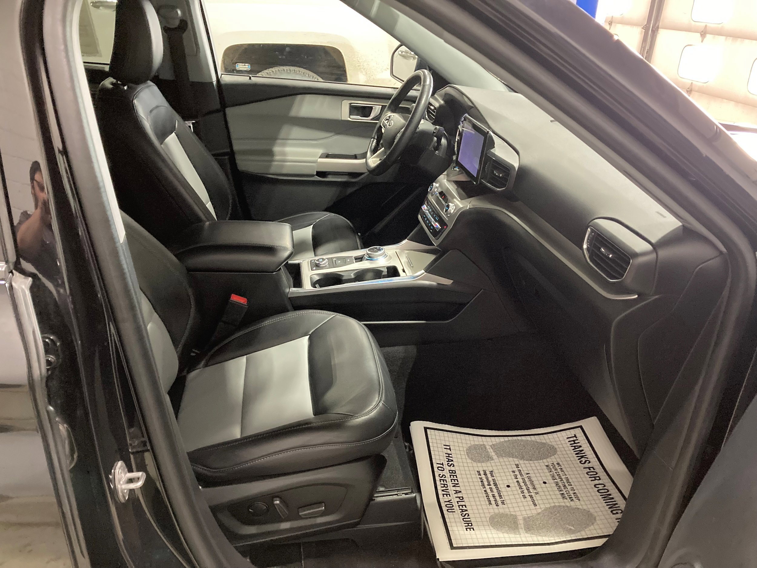 Used 2023 Ford Explorer XLT w/ Equipment Group 202A AWD/4WD image 4