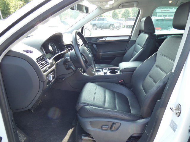 Used 2013 Volkswagen Touareg Sport image 6