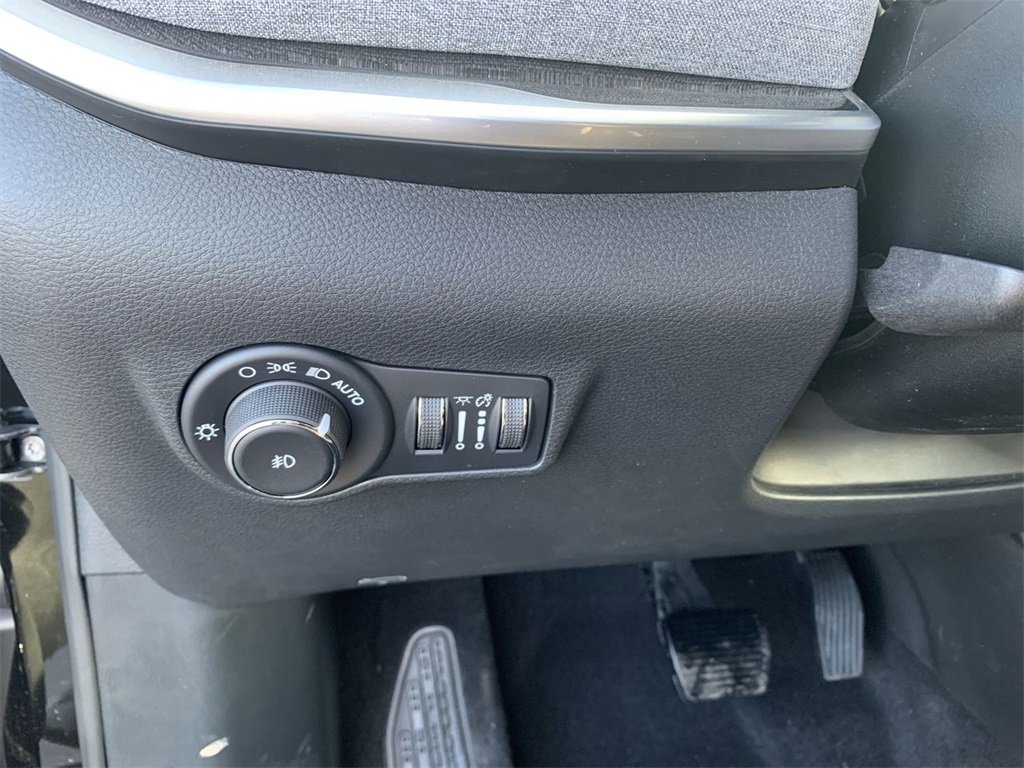 New 2026 Jeep Compass Latitude image 13