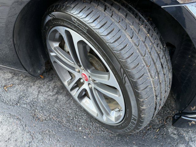 Used 2017 Jaguar XE Premium image 30